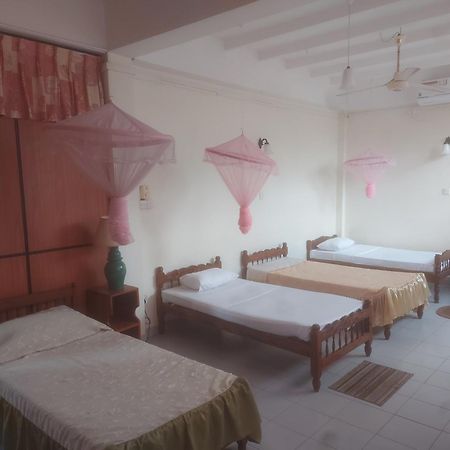 Hotel Shalini Anuradhapura Room photo