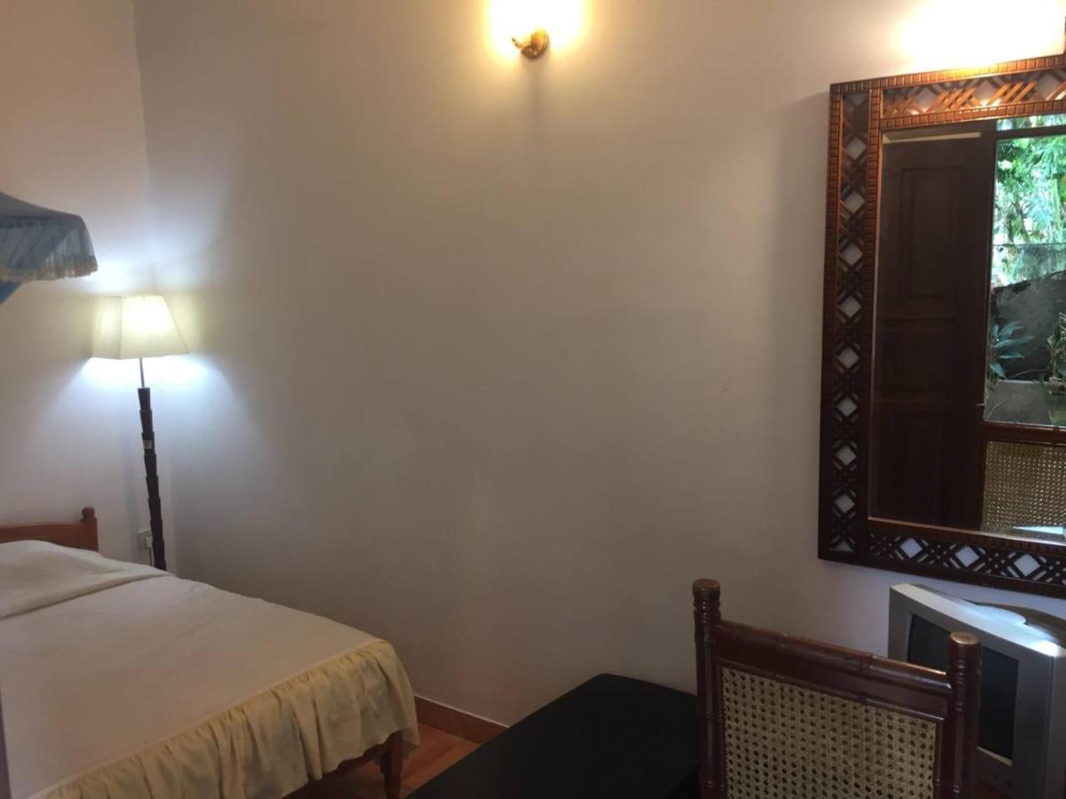 Hotel Shalini Anuradhapura Exterior photo