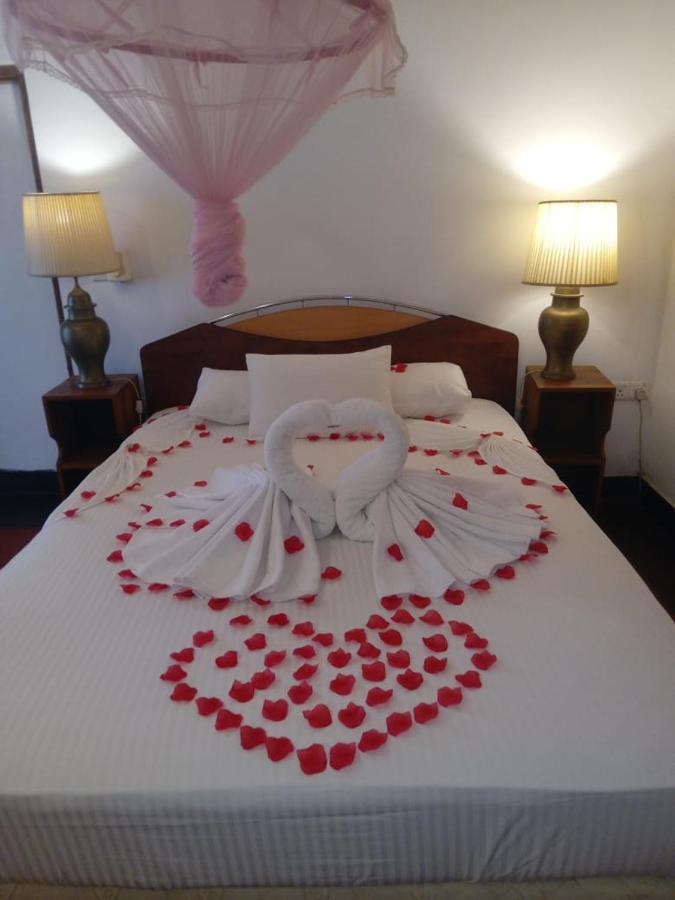 Hotel Shalini Anuradhapura Exterior photo