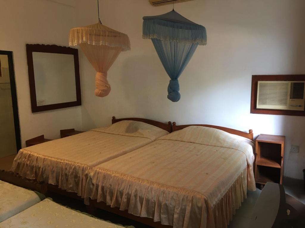 Hotel Shalini Anuradhapura Exterior photo