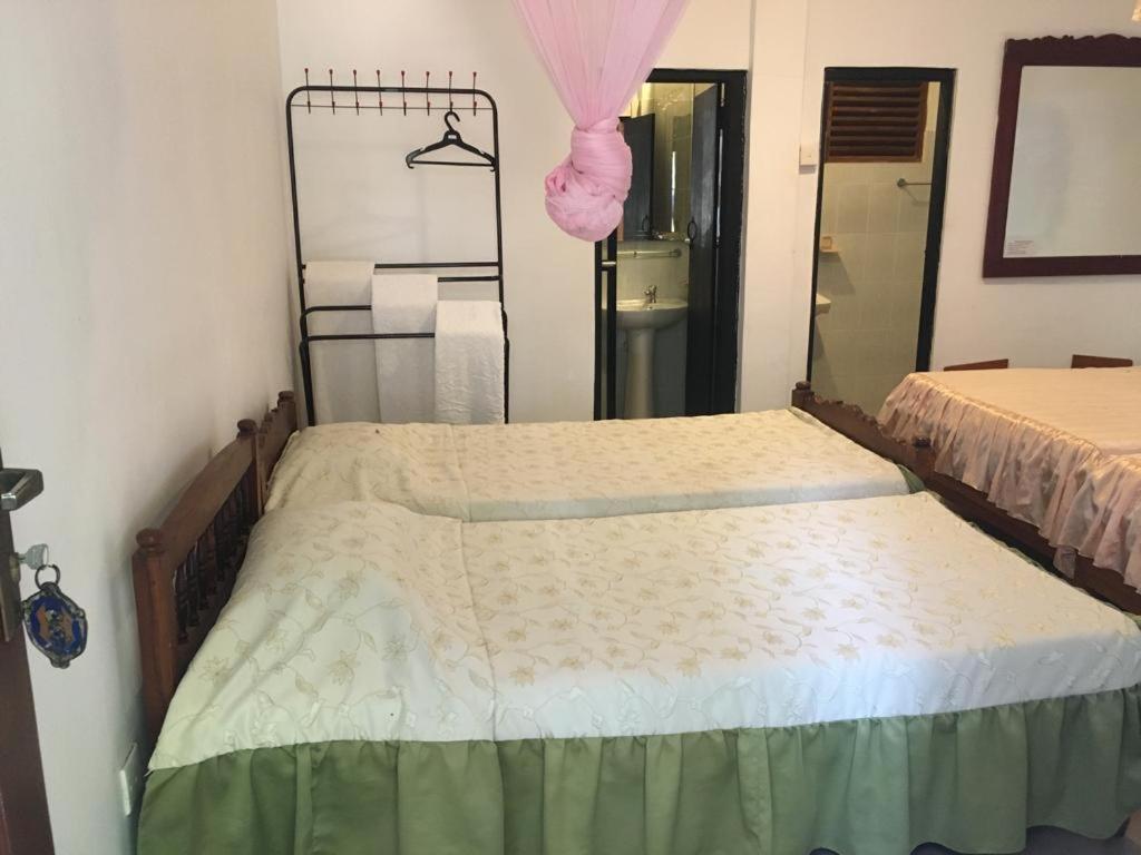 Hotel Shalini Anuradhapura Room photo
