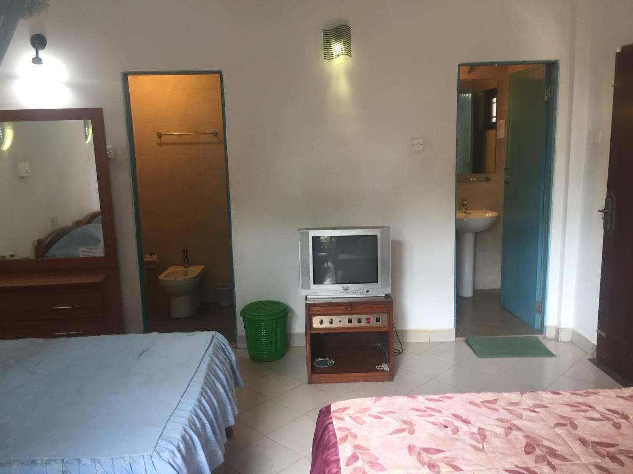 Hotel Shalini Anuradhapura Room photo