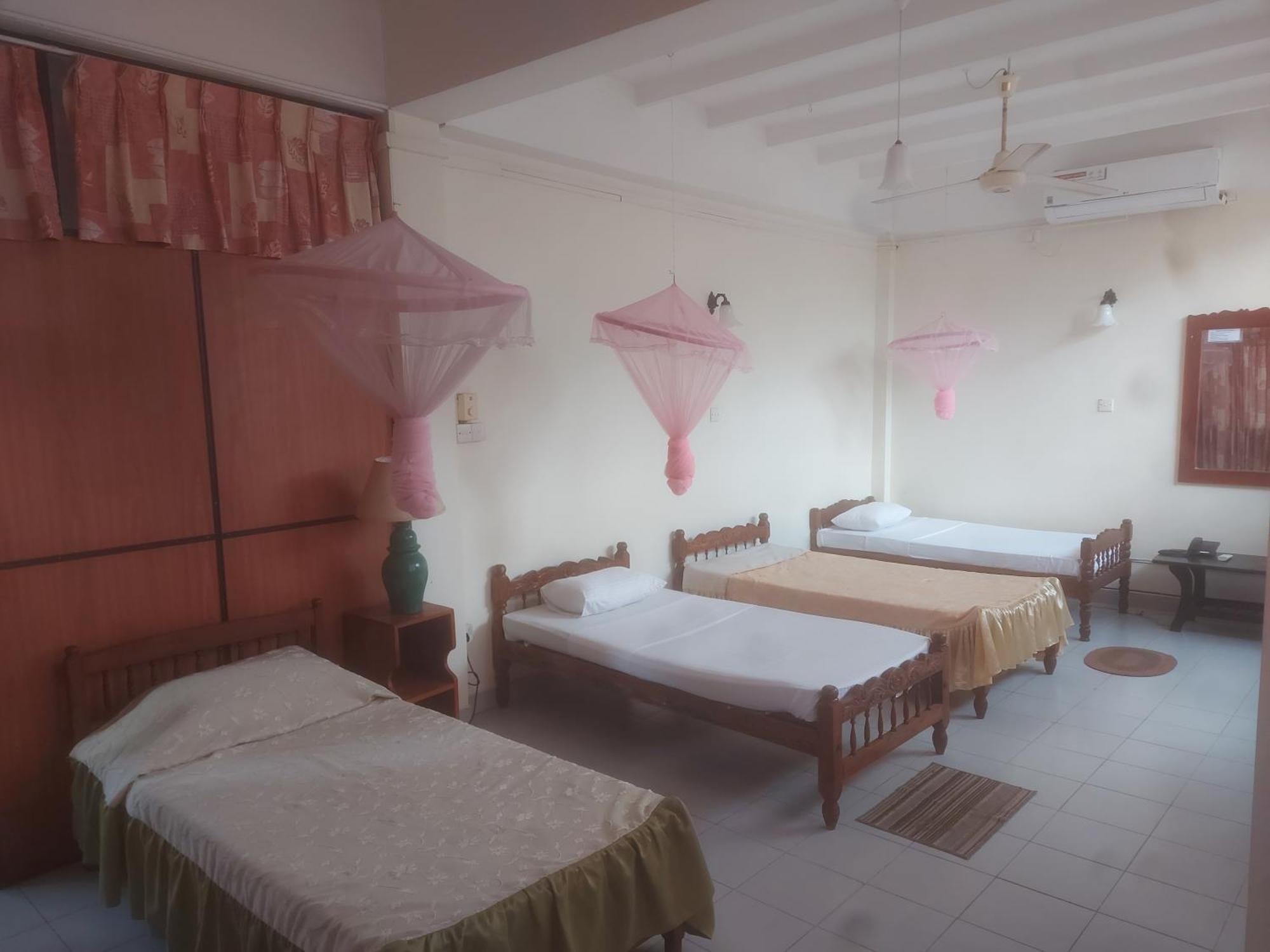 Hotel Shalini Anuradhapura Room photo